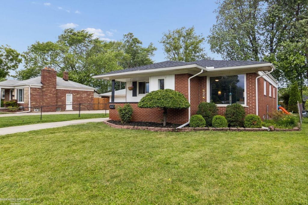 22731 Visnaw Street, St Clair Shores, MI 48081