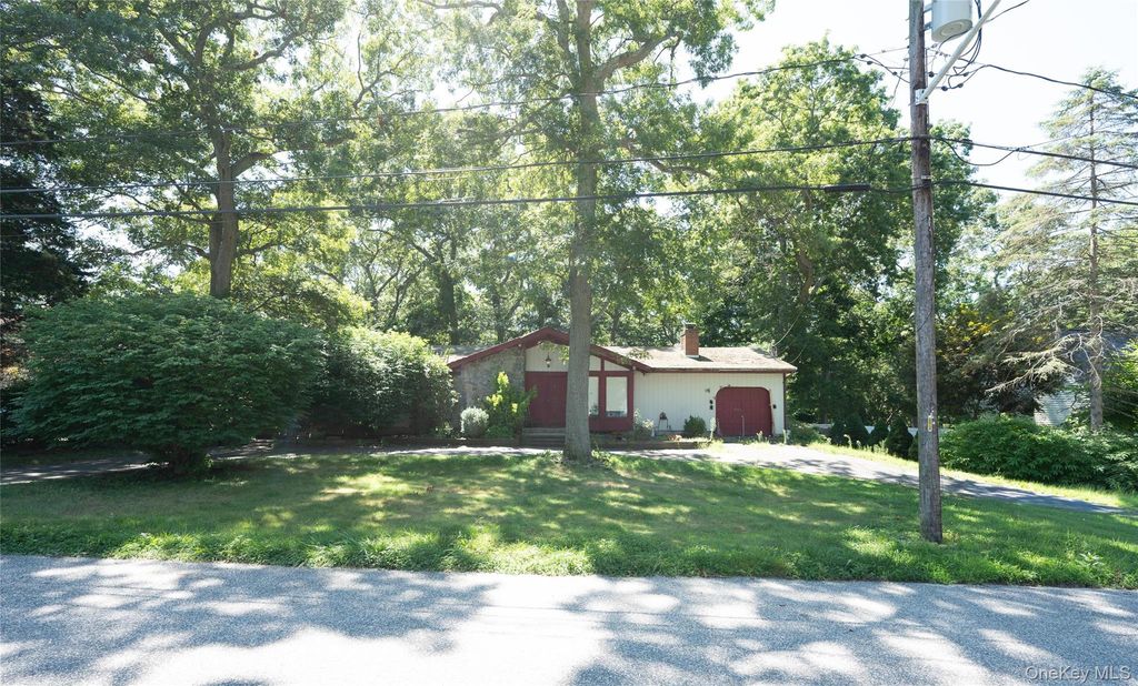 6 loretta Court, Coram, NY 11727 — exterior
