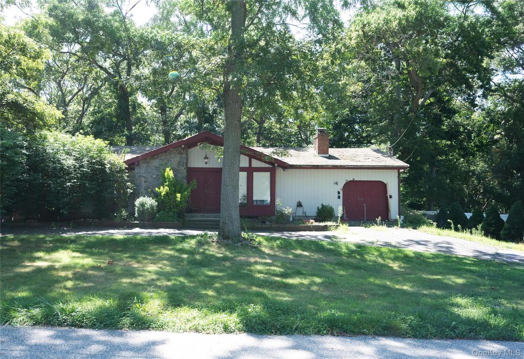 6 loretta Court, Coram, NY 11727 — photo 2