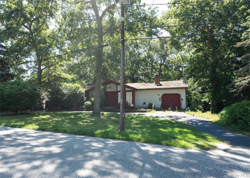 6 loretta Court, Coram, NY 11727 — photo 3