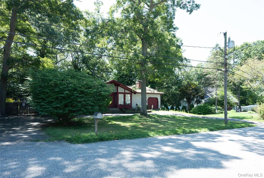 6 loretta Court, Coram, NY 11727 — photo 4