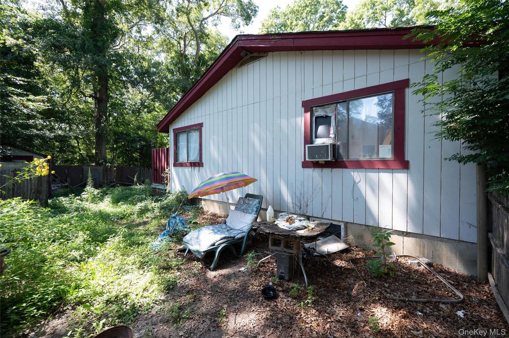 6 loretta Court, Coram, NY 11727 — photo 5