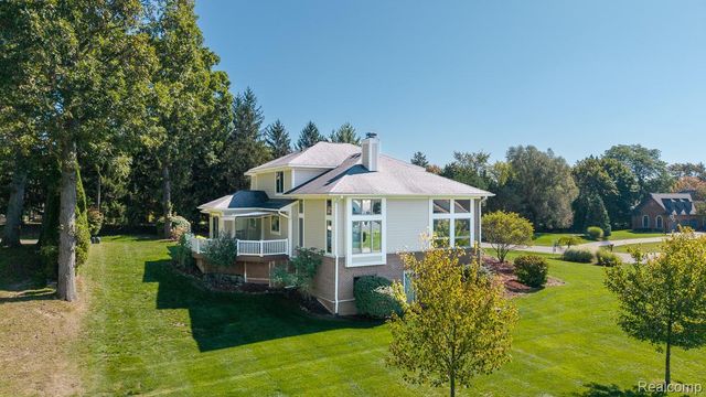 5565 Ford Road, Commerce Charter Township, MI 48382