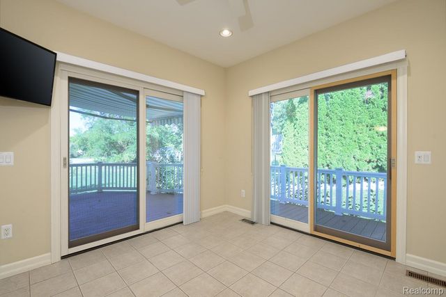 5565 Ford Road, Commerce Charter Township, MI 48382