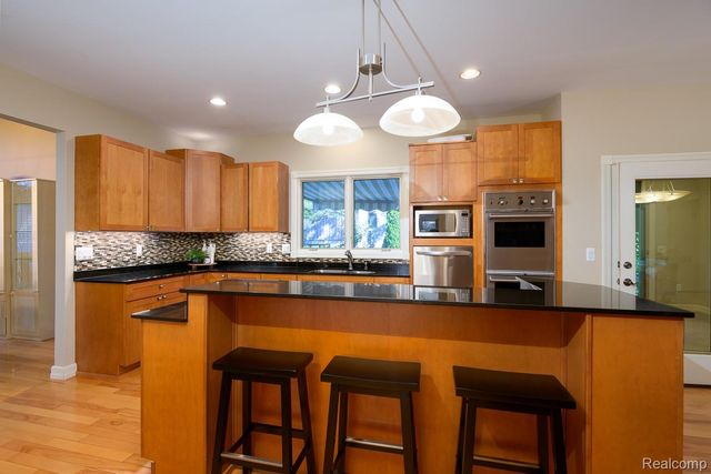 5565 Ford Road, Commerce Charter Township, MI 48382