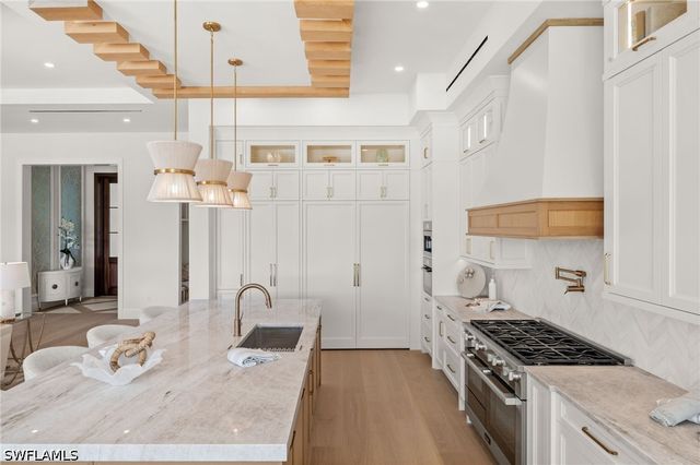 809 Wedge DR, Naples, FL 34103