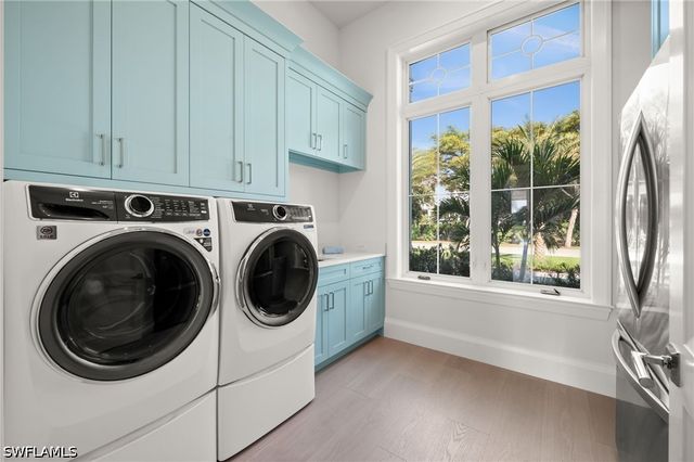 809 Wedge DR, Naples, FL 34103