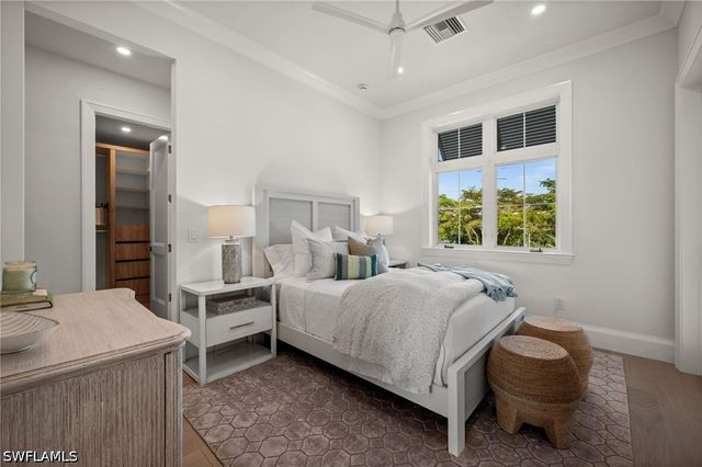 809 Wedge DR, Naples, FL 34103