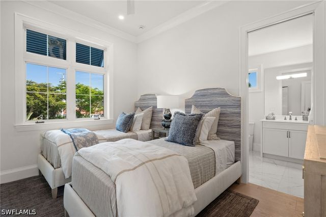 809 Wedge DR, Naples, FL 34103