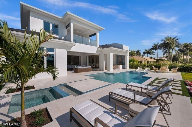 809 Wedge DR, Naples, FL 34103