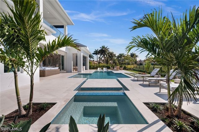 809 Wedge DR, Naples, FL 34103