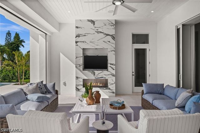 809 Wedge DR, Naples, FL 34103