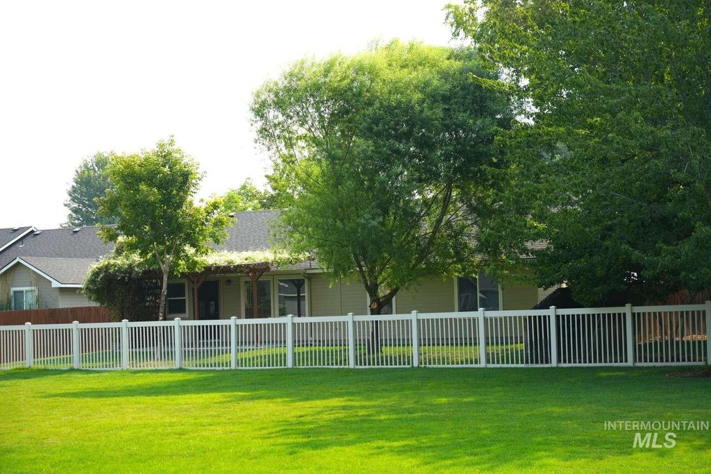 907 S Sockeye Way, Meridian, ID 83642 photo 3