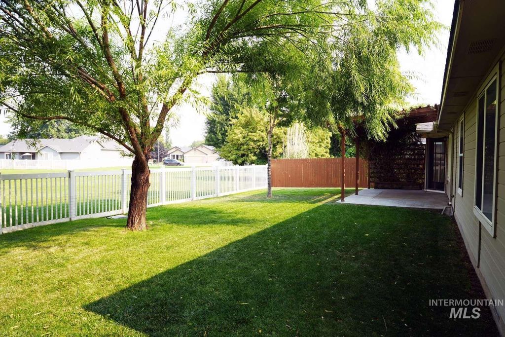907 S Sockeye Way, Meridian, ID 83642 photo 5