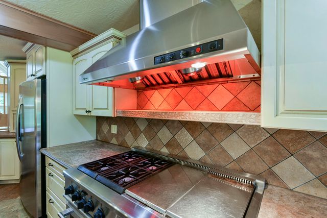 2006 W Broadway Street, West Plains, MO 65775