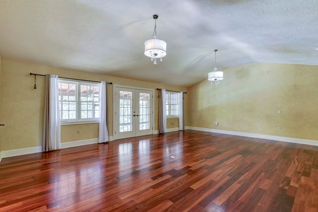 2006 W Broadway Street, West Plains, MO 65775