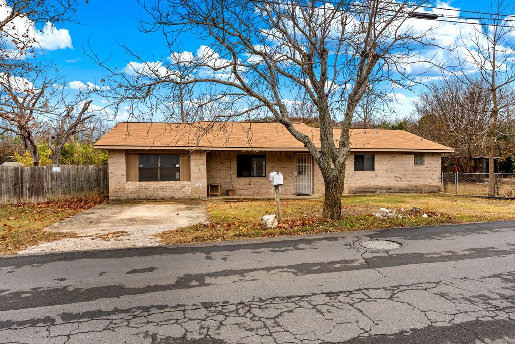 311 Leslie DR, Kerrville, TX 78028