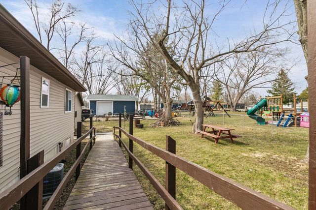 W882 Hyacinth ROAD, Genoa City, WI 53128