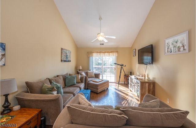 25 Oak Point Dr, Hamburg Boro, NJ 07419