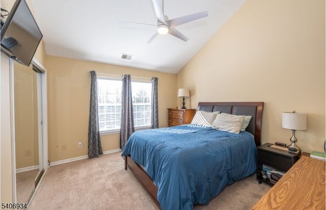 25 Oak Point Dr, Hamburg Boro, NJ 07419