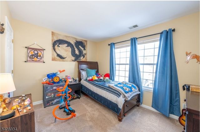 25 Oak Point Dr, Hamburg Boro, NJ 07419