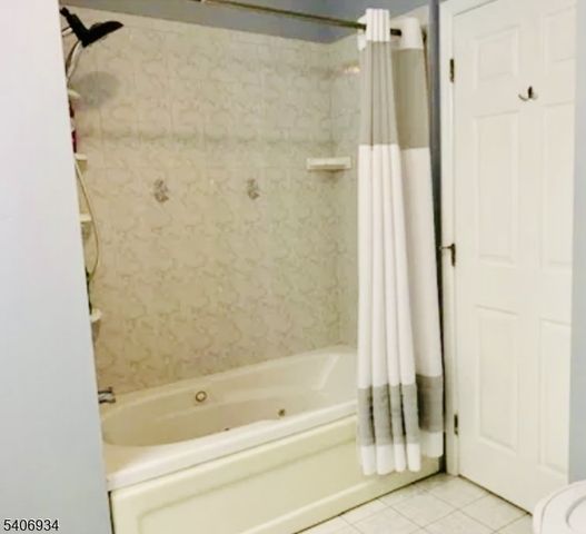 25 Oak Point Dr, Hamburg Boro, NJ 07419