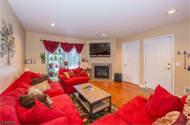 25 Oak Point Dr, Hamburg Boro, NJ 07419