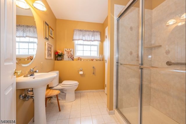 25 Oak Point Dr, Hamburg Boro, NJ 07419