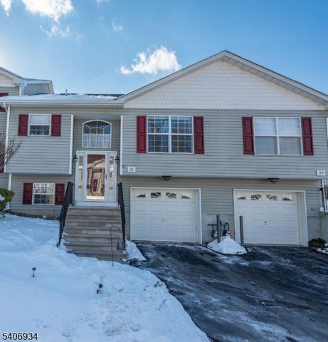 25 Oak Point Dr, Hamburg Boro, NJ 07419