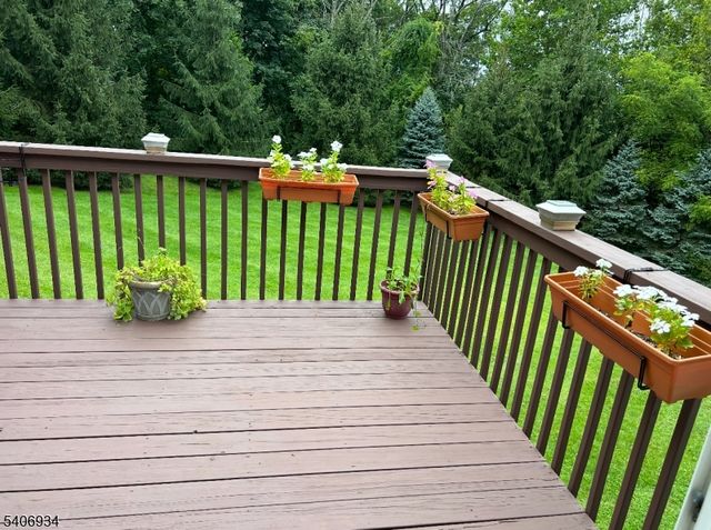 25 Oak Point Dr, Hamburg Boro, NJ 07419