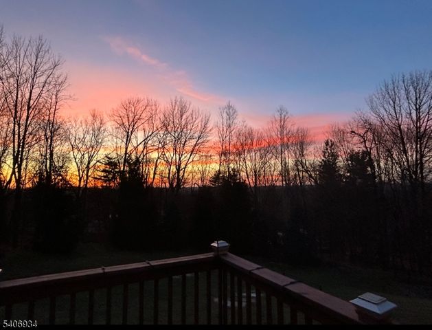 25 Oak Point Dr, Hamburg Boro, NJ 07419