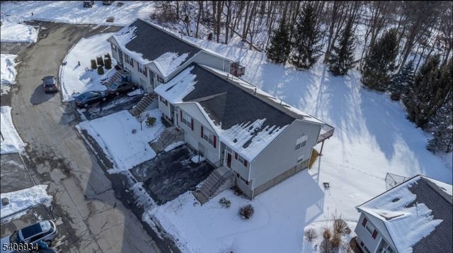 25 Oak Point Dr, Hamburg Boro, NJ 07419