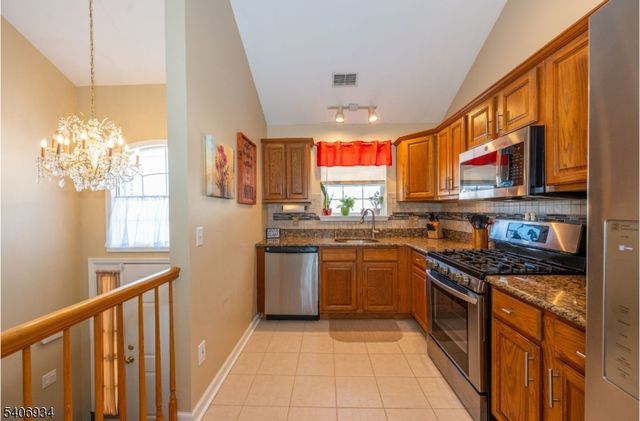 25 Oak Point Dr, Hamburg Boro, NJ 07419