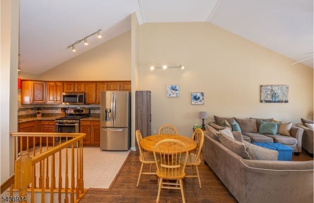 25 Oak Point Dr, Hamburg Boro, NJ 07419