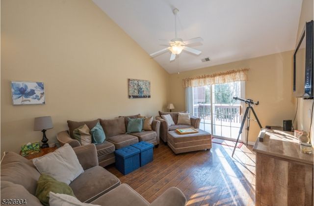 25 Oak Point Dr, Hamburg Boro, NJ 07419