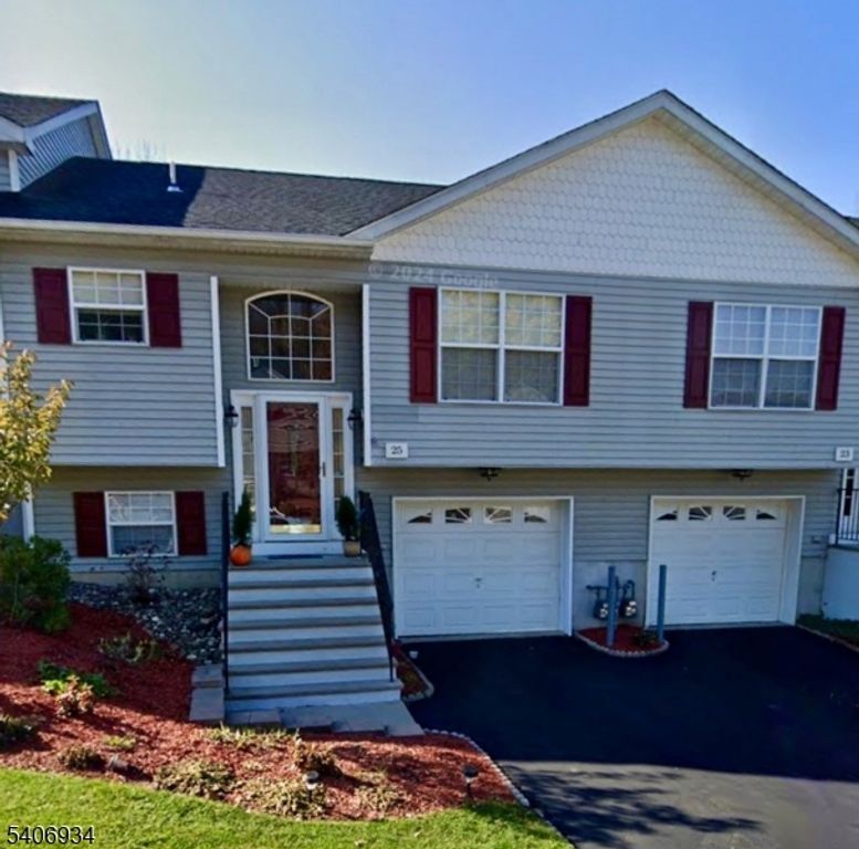 25 Oak Point Dr, Hamburg Boro, NJ 07419
