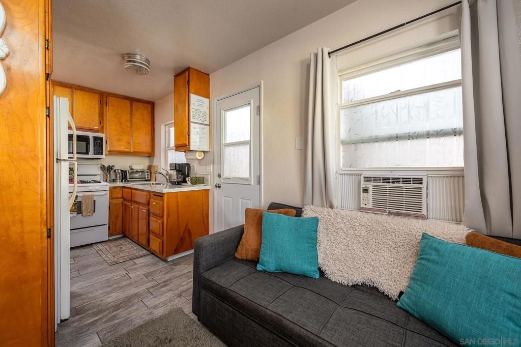 Image 17 of property listing at 830 Pismo, San Diego, CA 92109