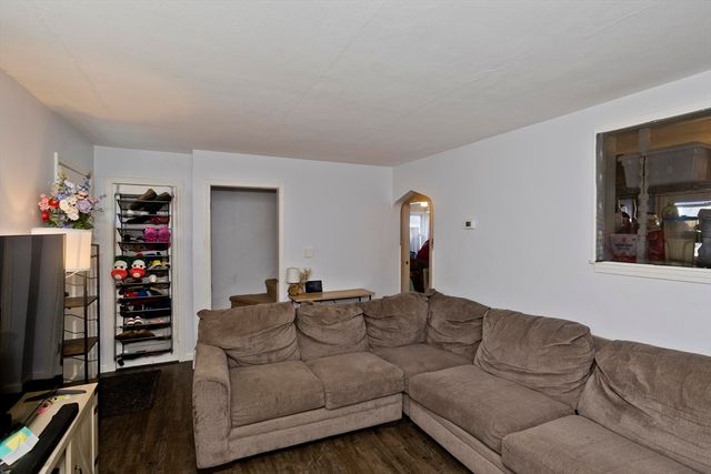 39 Seymour Ave, Springfield, MA 01109