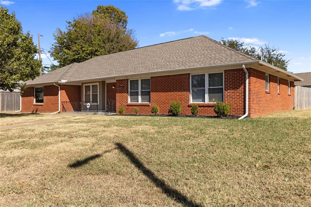 9400 Lakeshore Drive, The Village, OK 73120