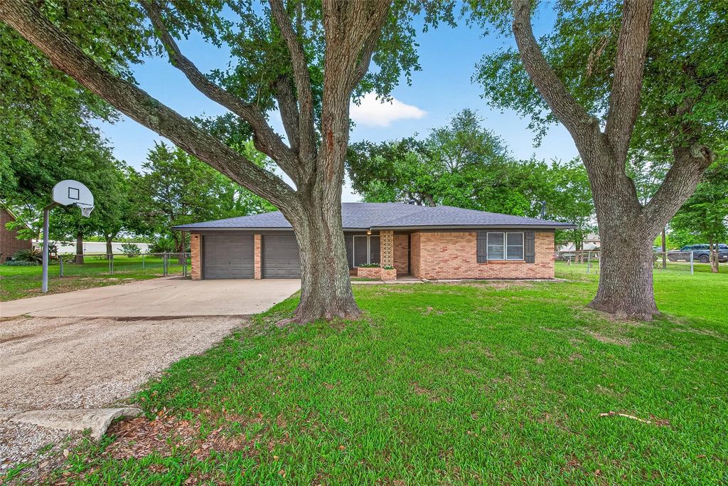 9219 Kostelnik Street, Needville, TX 77461