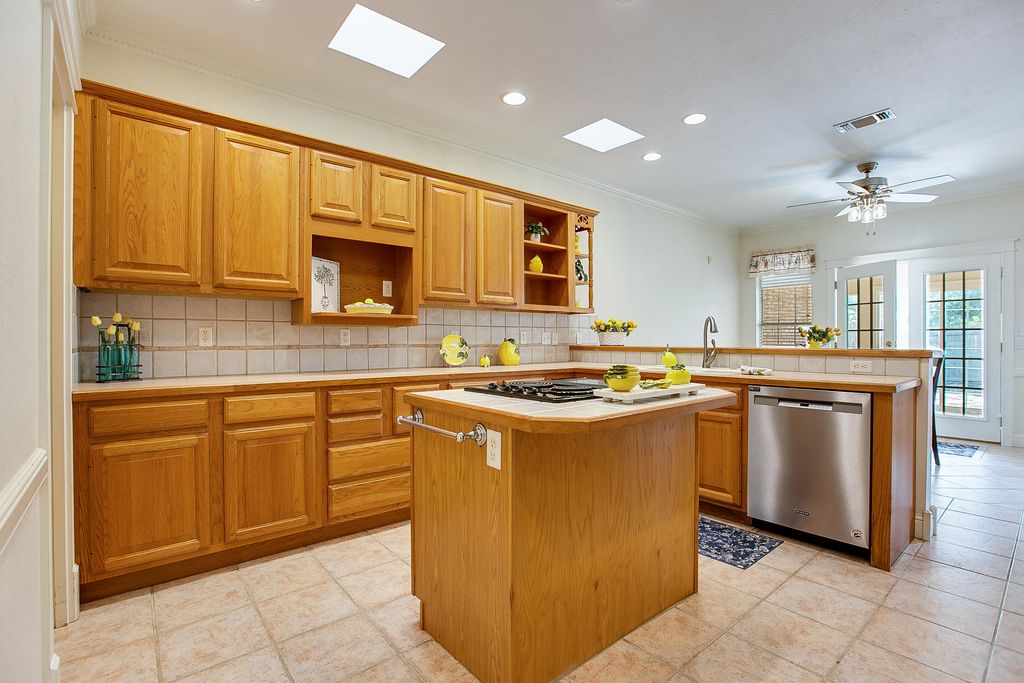 Image 14 of property listing at 1220 Dorchester Drive, San Angelo, TX 76901