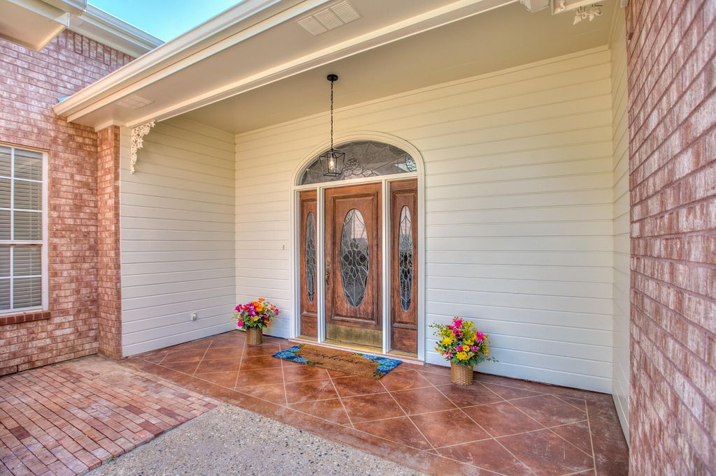 Image 2 of property listing at 1220 Dorchester Drive, San Angelo, TX 76901