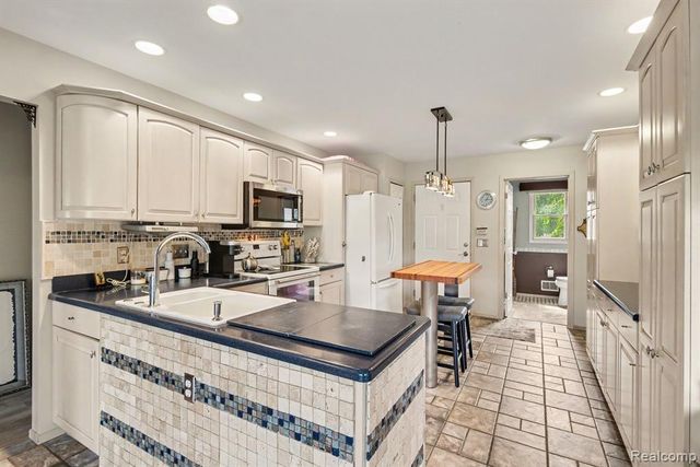 27800 Van Horn Road, New Boston, MI 48164