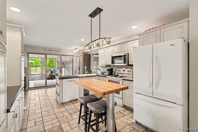 27800 Van Horn Road, New Boston, MI 48164