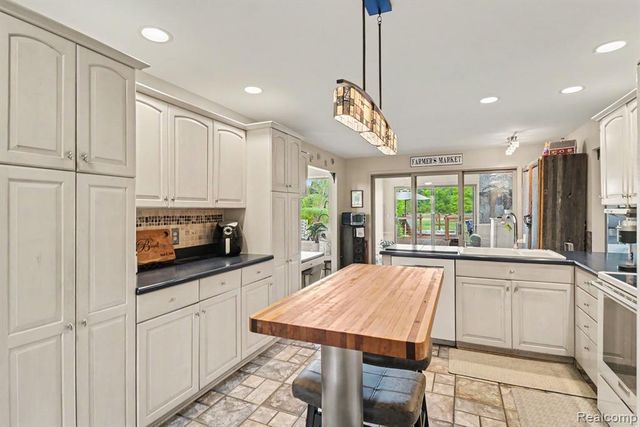 27800 Van Horn Road, New Boston, MI 48164