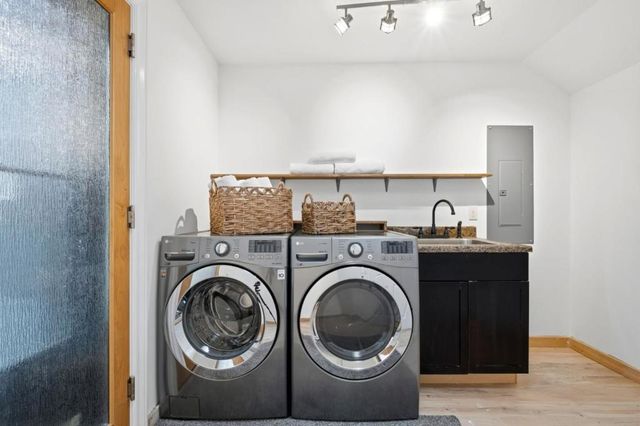 711 W California Way, Redwood City, CA 94062