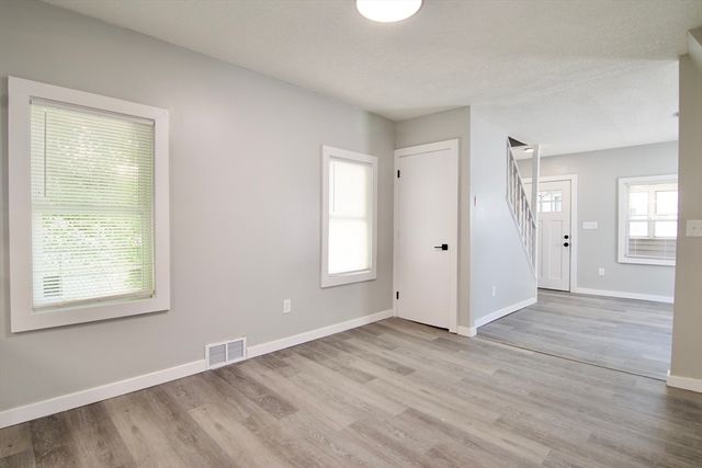 69 Manhattan St, Springfield, MA 01109