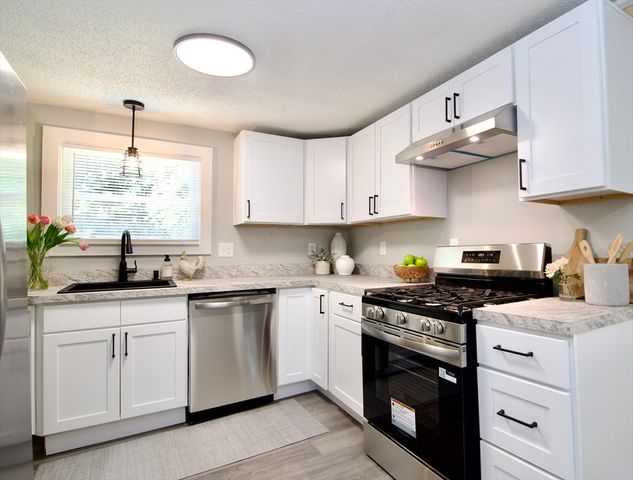 69 Manhattan St, Springfield, MA 01109