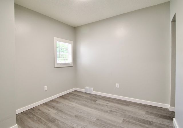 69 Manhattan St, Springfield, MA 01109