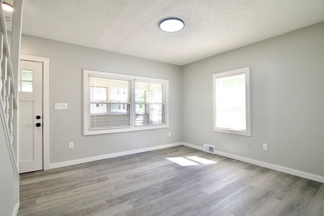 69 Manhattan St, Springfield, MA 01109